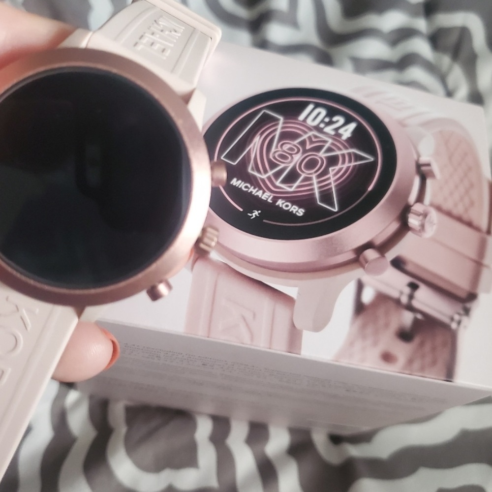 Brought but I barley use it, comes with charger